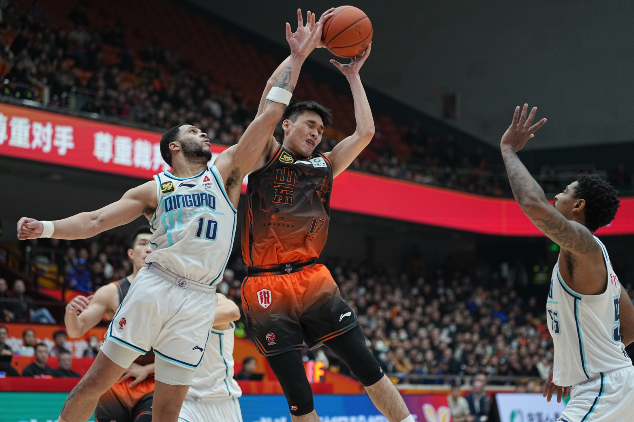 包含赛地聚焦——CBA季后赛加时末段热度飙升；布莱顿遗憾出局；底气十足；团队化学反应显著的词条